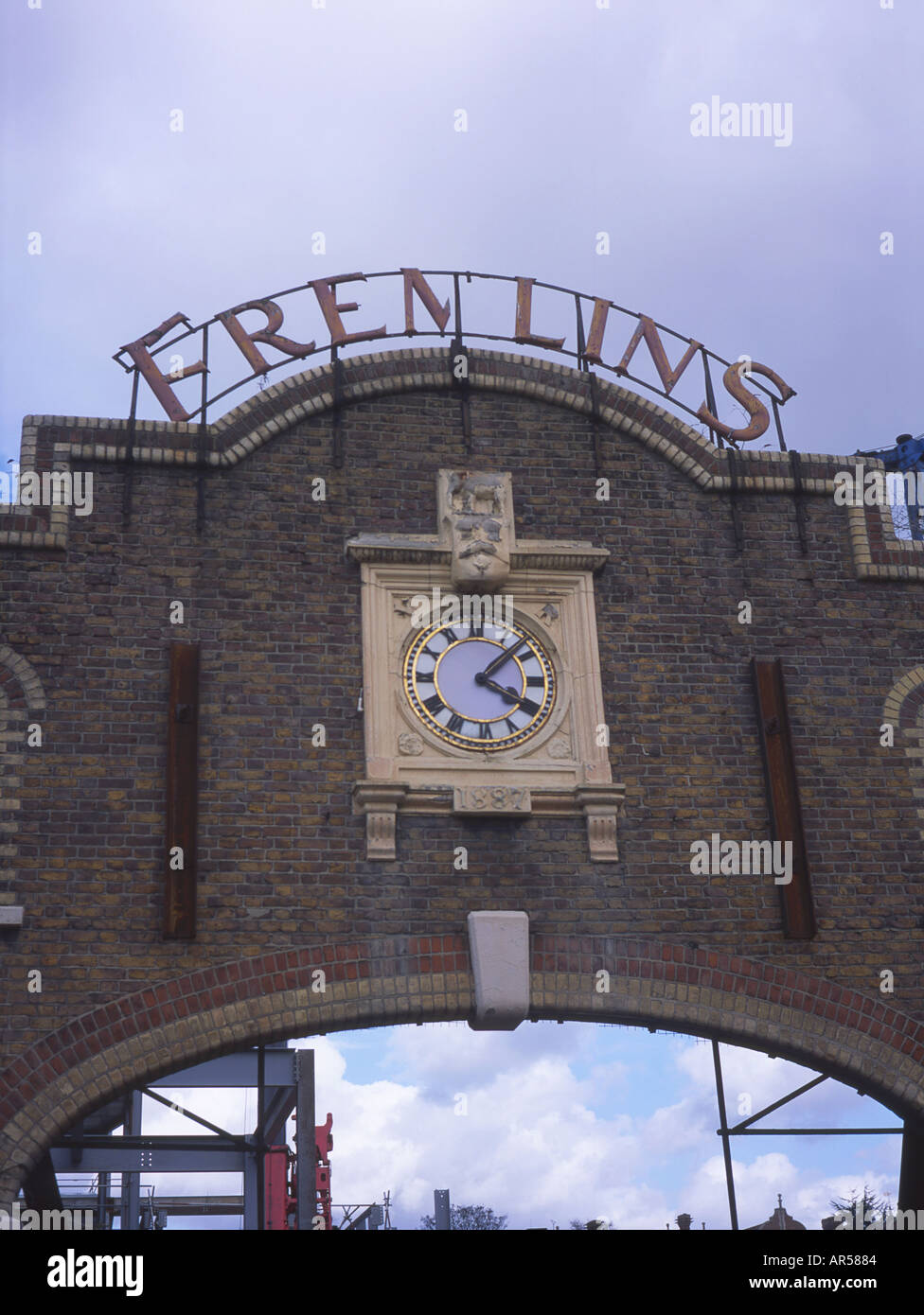 Il segno sulla vecchia entrata anteriore alla birreria Fremlins in Maidstone Kent Foto Stock