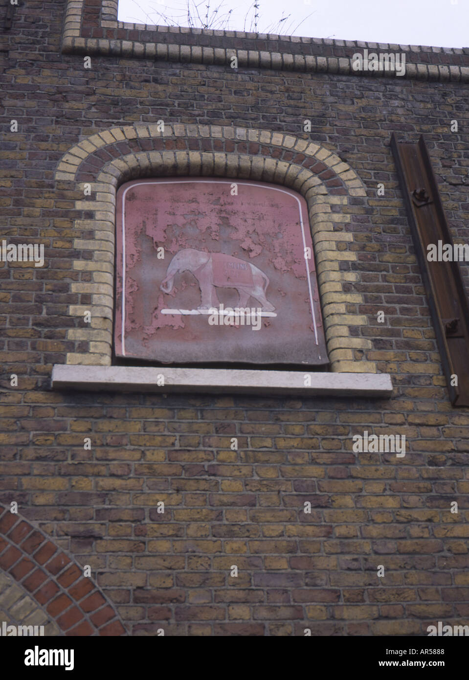 Segno sulla vecchia parete anteriore alla birreria Fremlins in Maidstone Kent Foto Stock