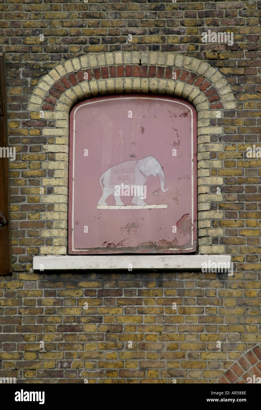 Segno sulla vecchia parete anteriore alla birreria Fremlins in Maidstone Kent Foto Stock