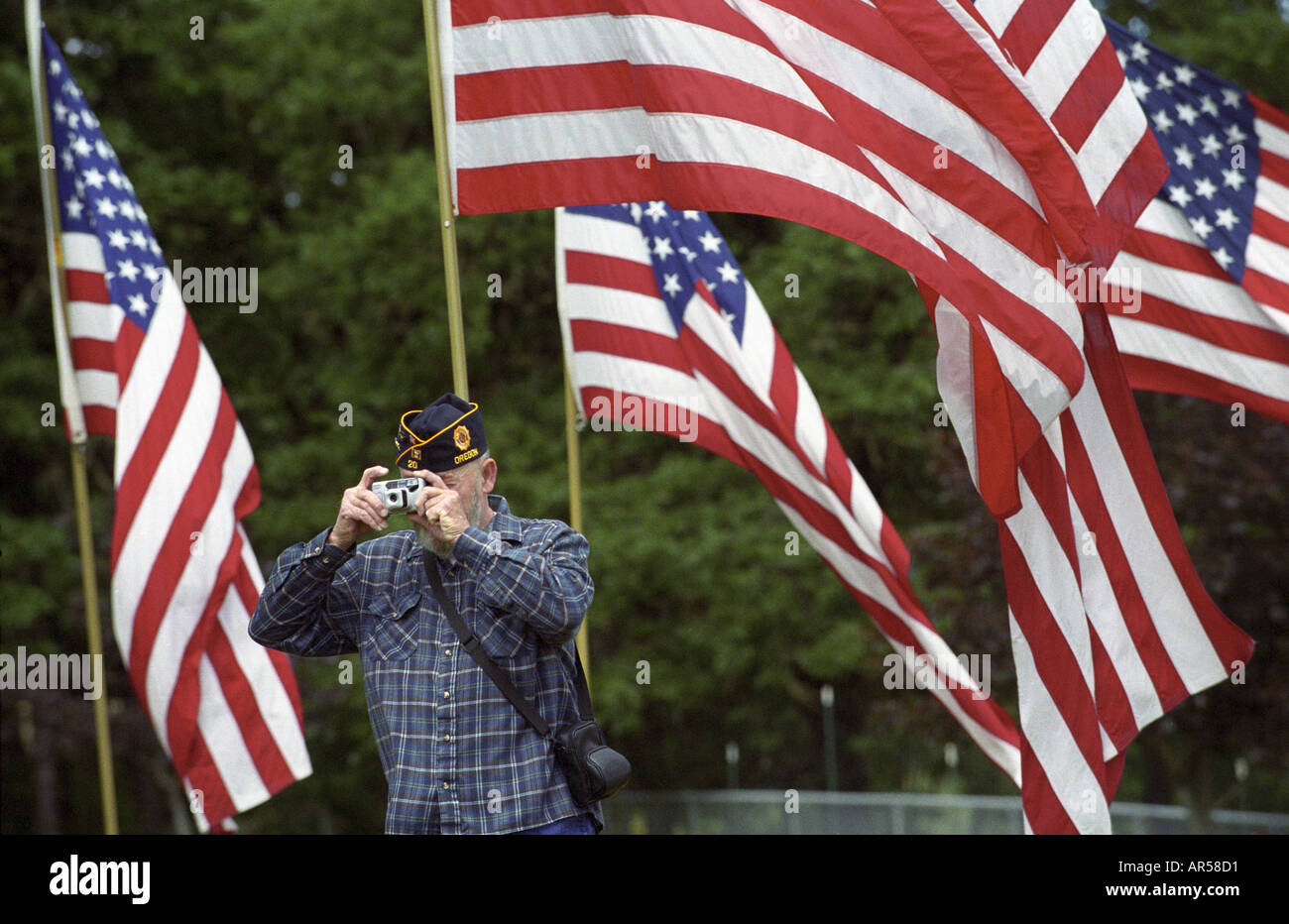 Veterano prende una foto durante una cerimonia commemorativa Foto Stock