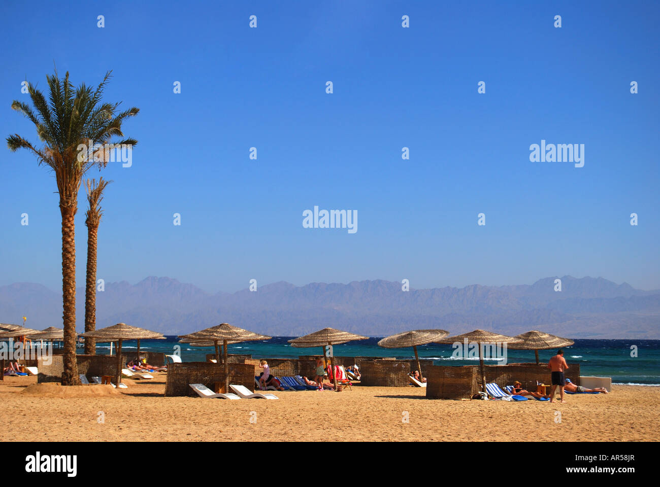 Vista della spiaggia, Marriott Beach Resort Hotel, Taba Heights, Penisola del Sinai, Repubblica di Egitto Foto Stock
