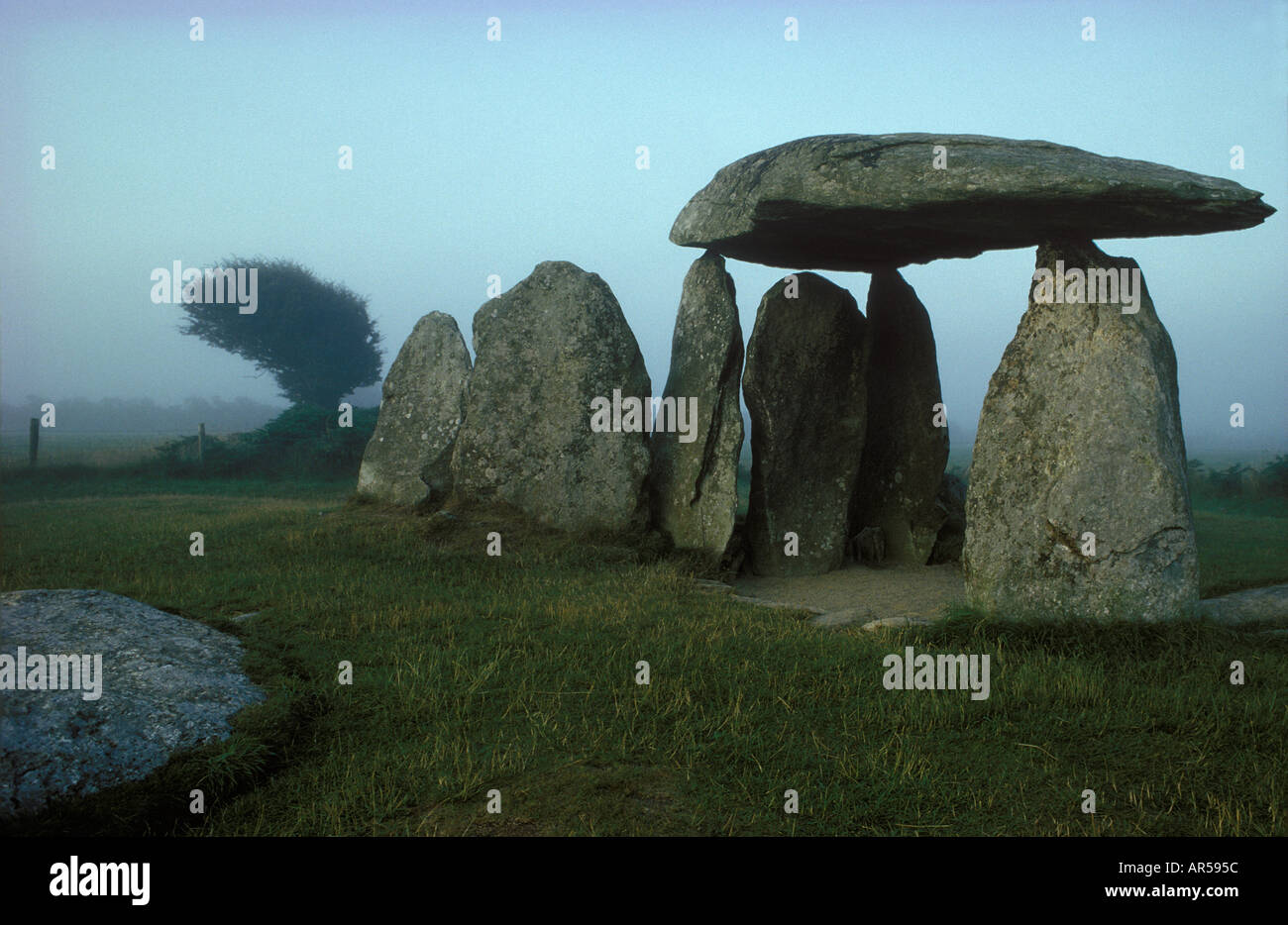 Camera di sepoltura di Pentre Ifan un dolmen costruito intorno al 3500 a.C. Nevern Pembrokshire, Galles HOMER SYKES Foto Stock