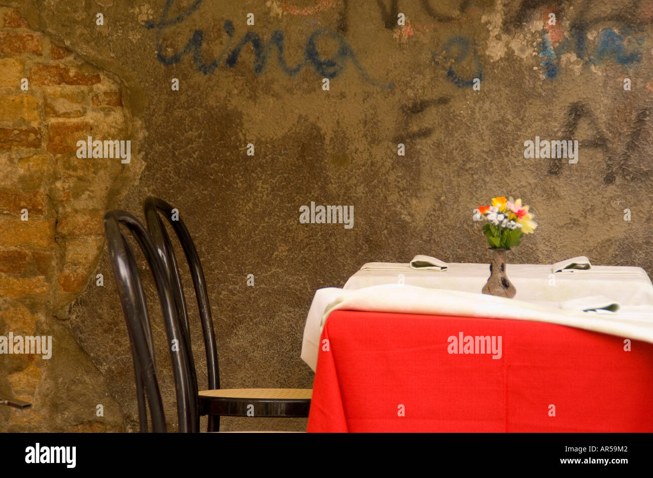 Tabella in corrispondenza di un cafe' all'aperto a Venezia, Italia. Foto Stock