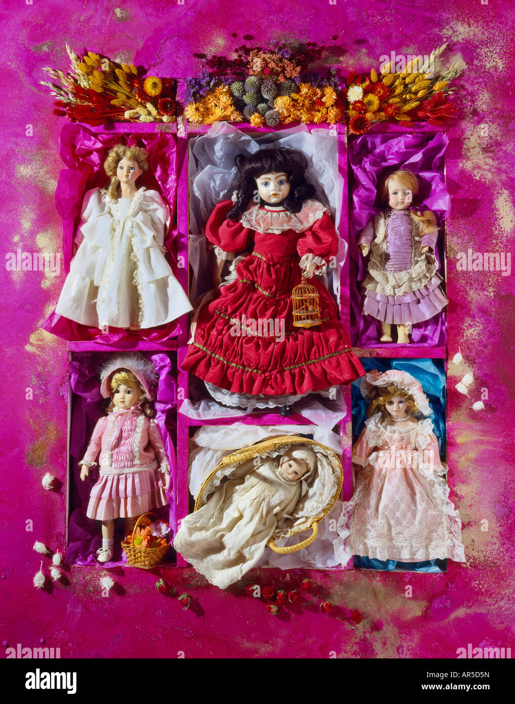 Mobili di antiquariato e da collezione di bambole di porcellana. Edwardian  e Vittoriano Foto stock - Alamy