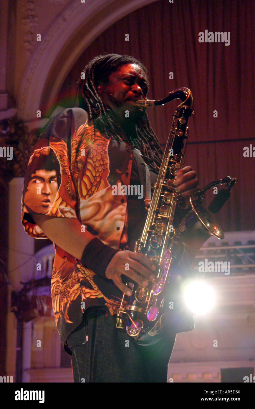 Musicista jazz Courtney Pine eseguendo il sassofono a Cheltenham Jazz festival Foto Stock