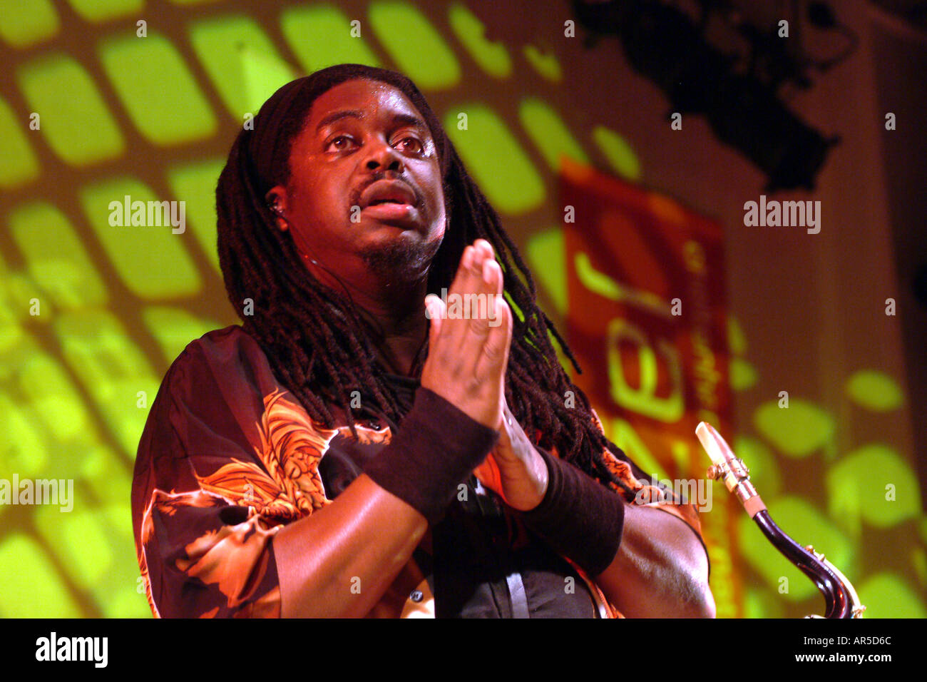 Musicista jazz Courtney Pine eseguendo il sassofono a Cheltenham Jazz festival Foto Stock