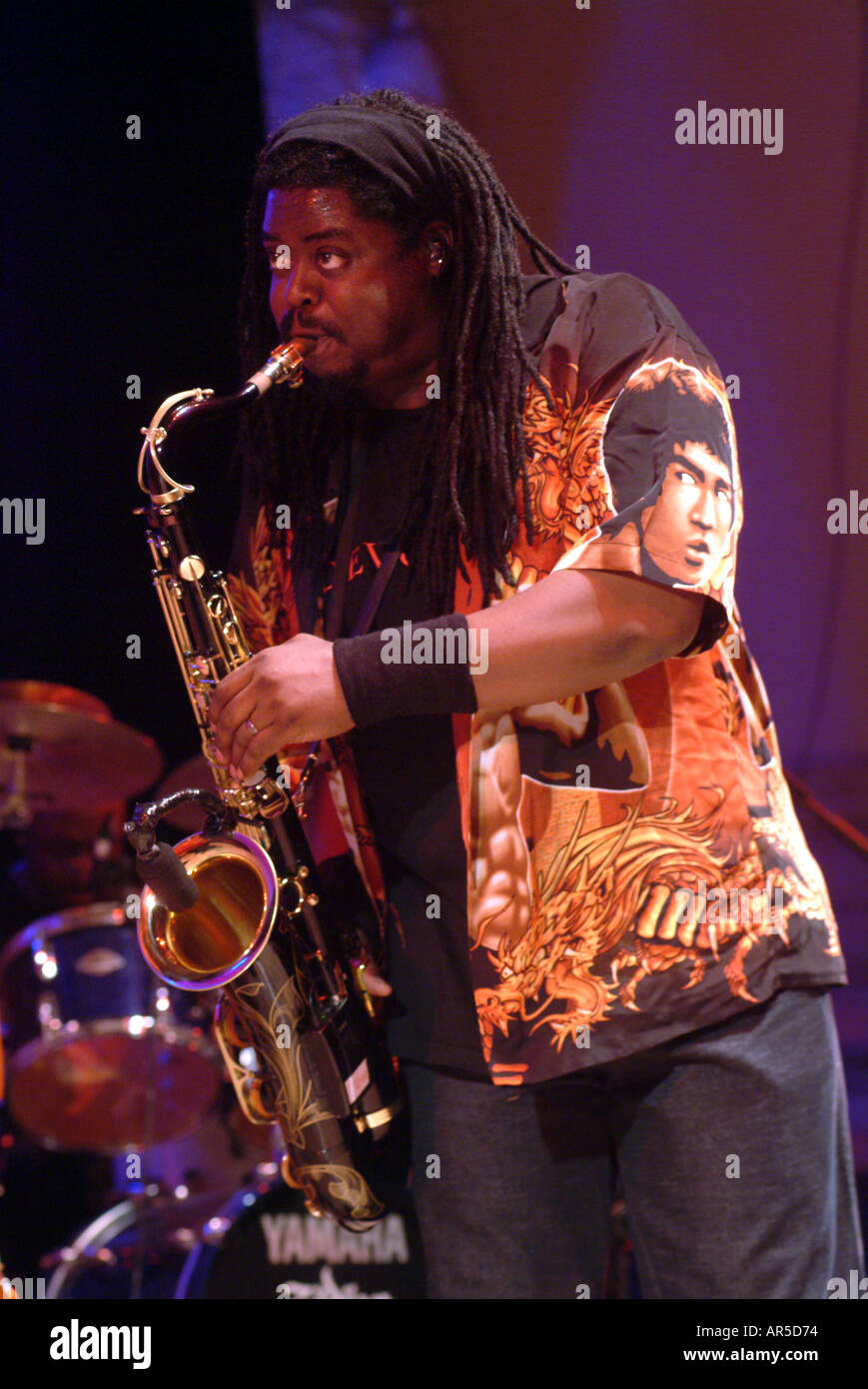 Musicista jazz Courtney Pine eseguendo il sassofono a Cheltenham Jazz festival Foto Stock