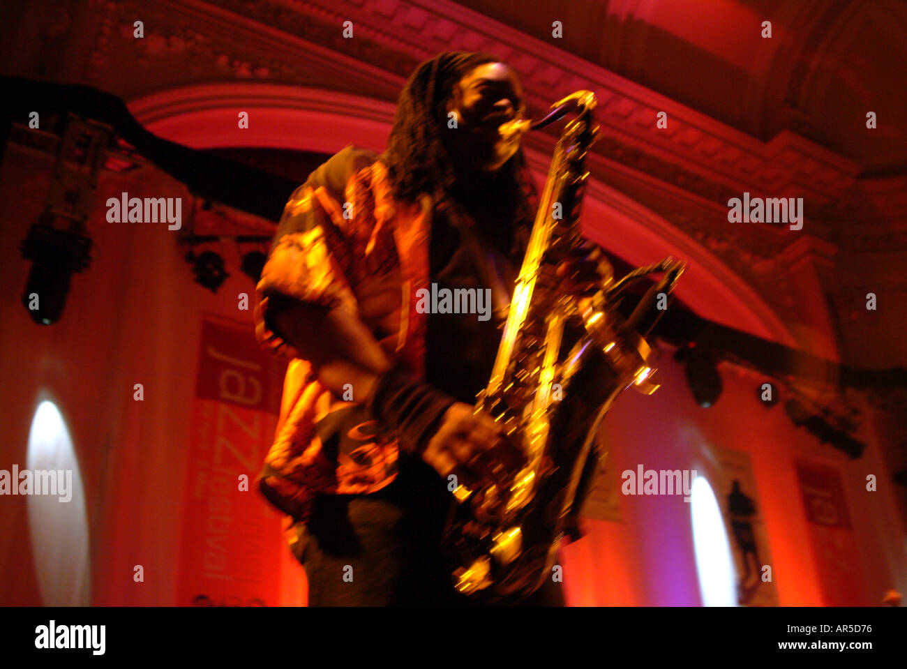 Musicista jazz Courtney Pine eseguendo il sassofono a Cheltenham Jazz festival Foto Stock