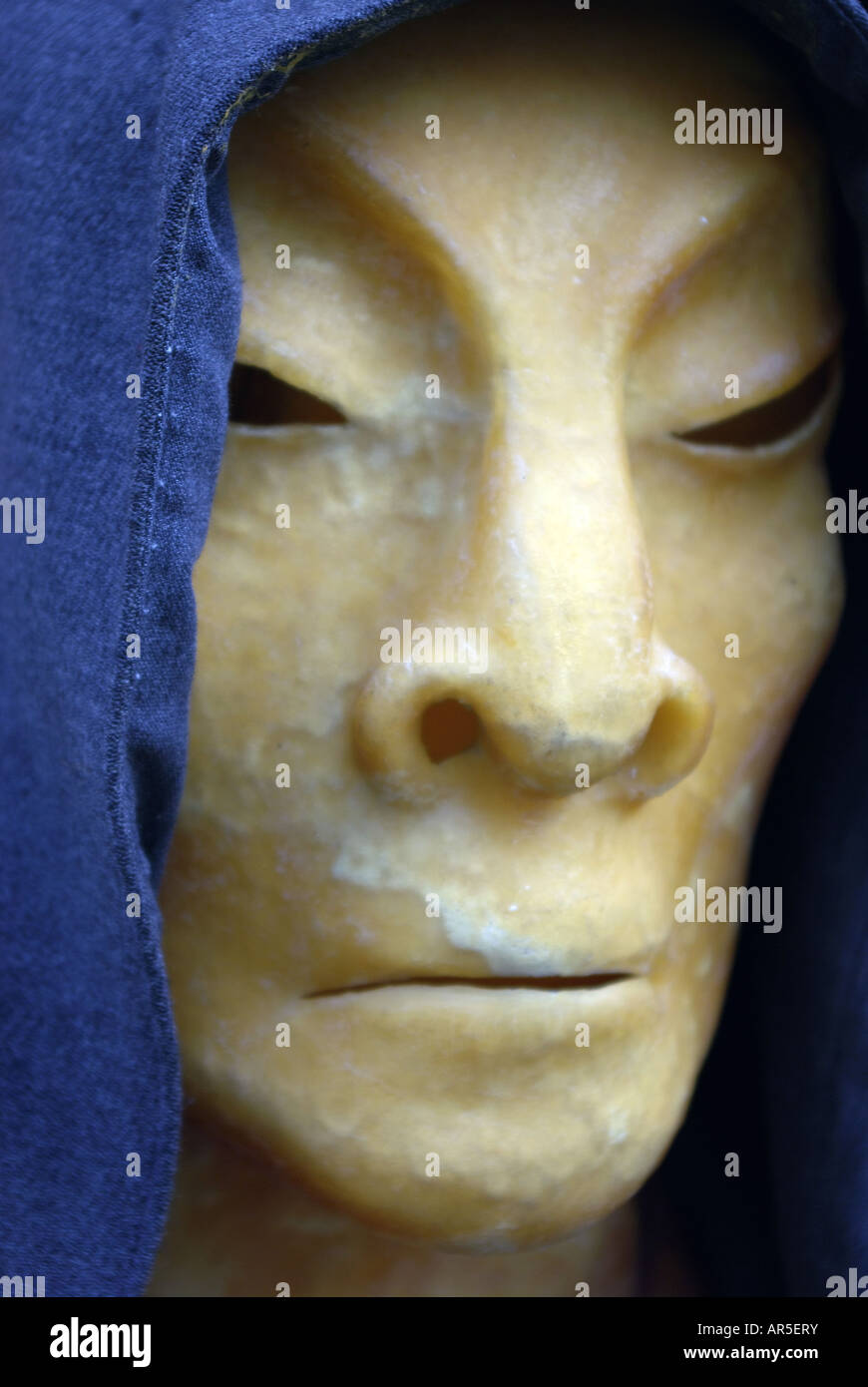 Primo piano di un golem in corrispondenza di un ingresso al Teatro in Piazza Republiky che mostra la faccia e una cappa di blu. Foto Stock