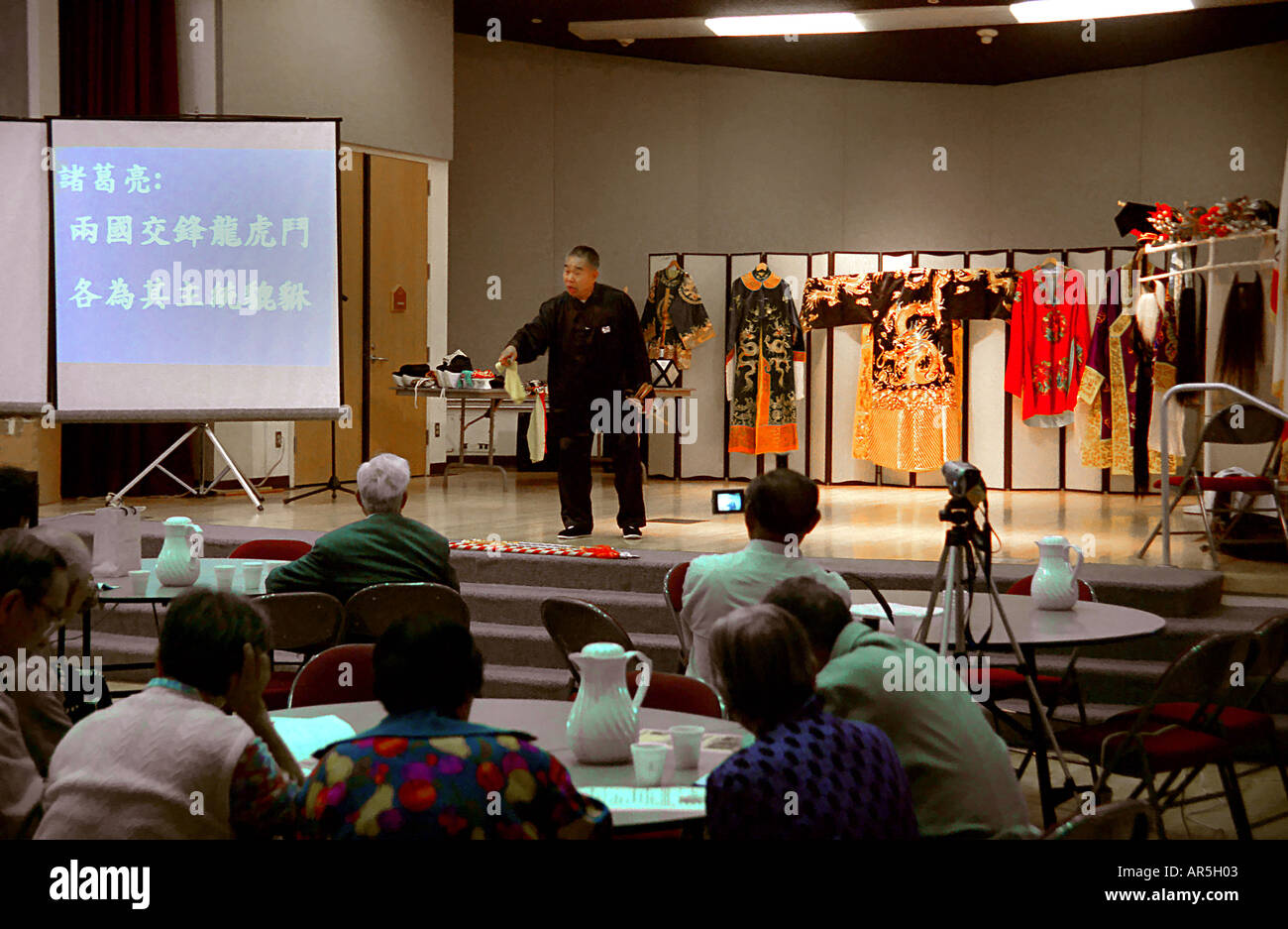 Anziani americani giapponese di assistere ad una lezione nella tradizionale cultura Giapponese: Irvine, CA. Nota powerpoint proiettore. Foto Stock