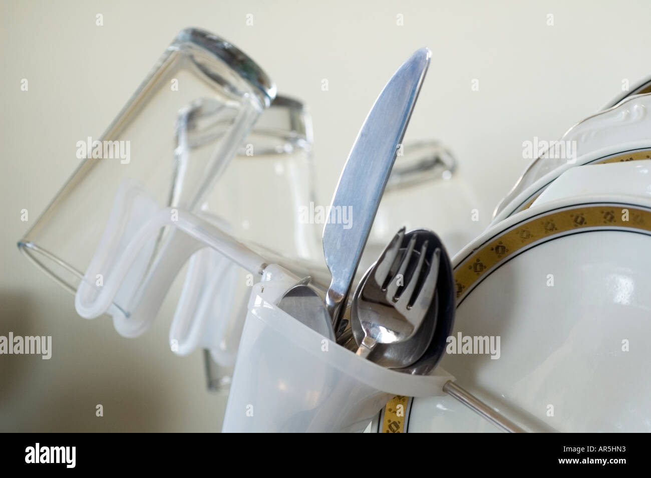 Lavate i piatti e le posate essiccamento in cucina Foto Stock