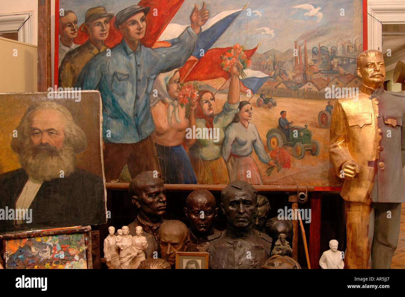 Manufatti dell'era comunista, tra cui un ritratto di Karl Marx e un dipinto in stile socialista-realismo al Museo del comunismo di Praga in ceco Foto Stock