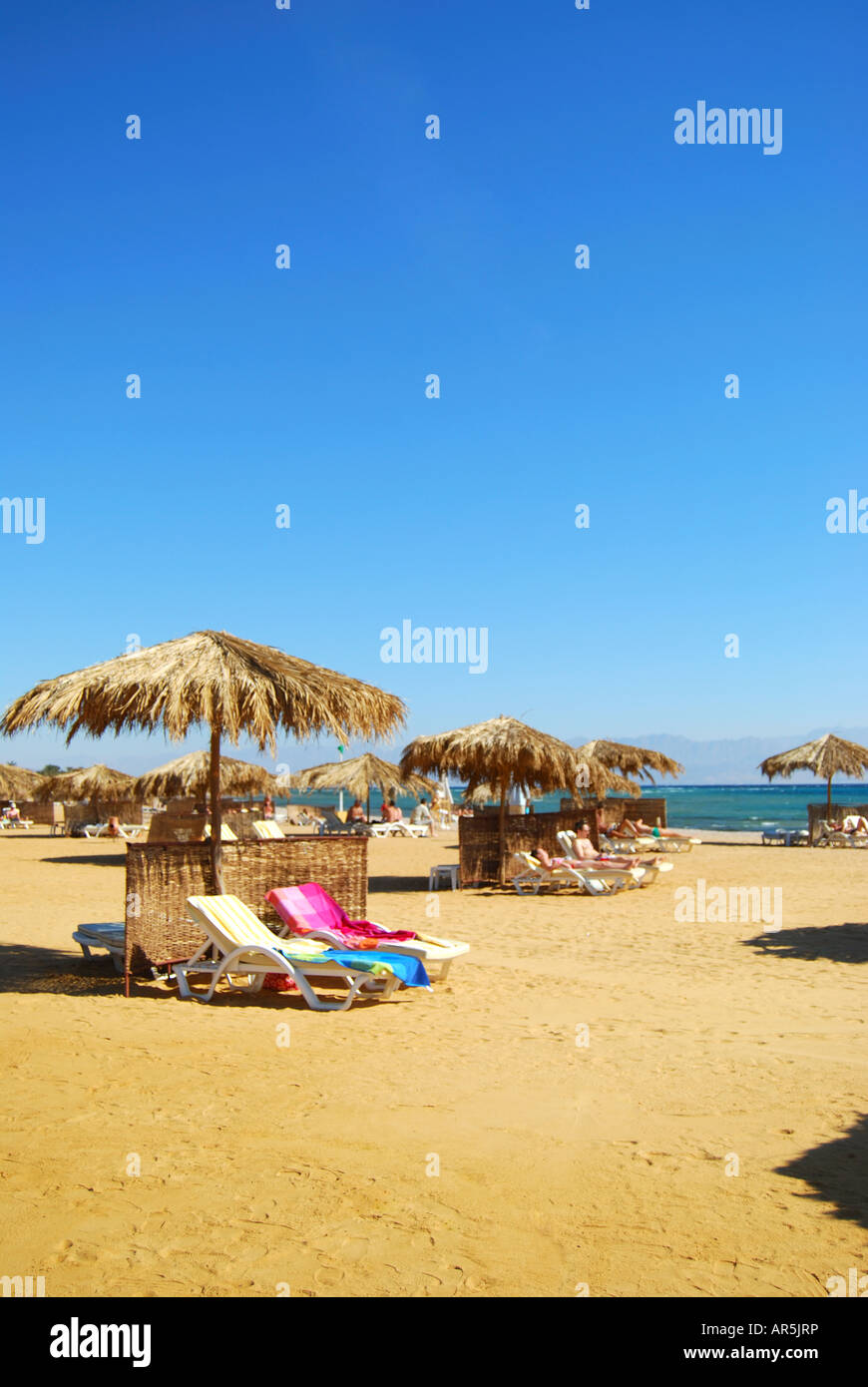 Vista della spiaggia, InterContinental Taba Heights, Taba Heights, Penisola del Sinai, Repubblica di Egitto Foto Stock