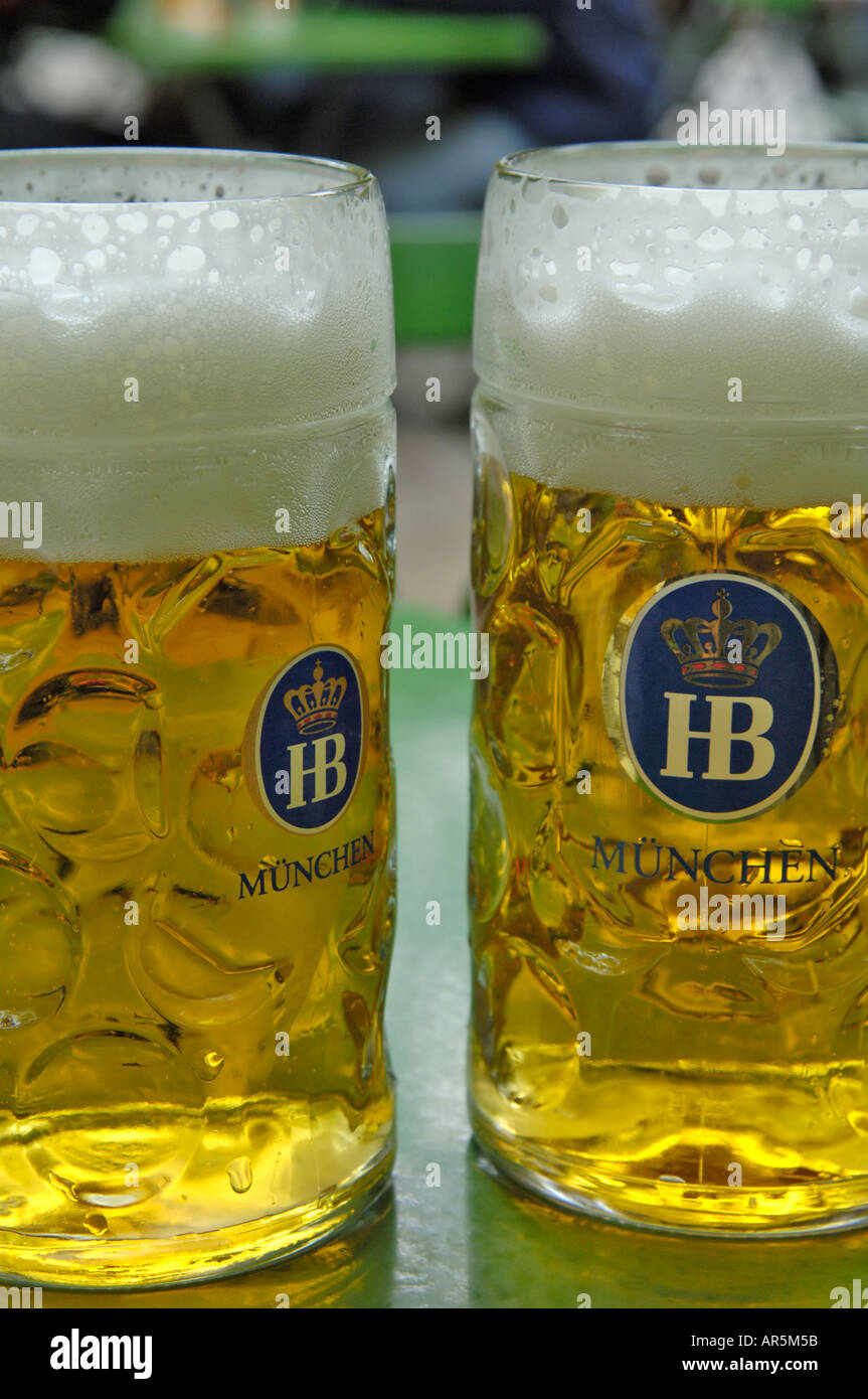 Bicchiere di birra bavarese gigante immagini e fotografie stock ad alta  risoluzione - Alamy