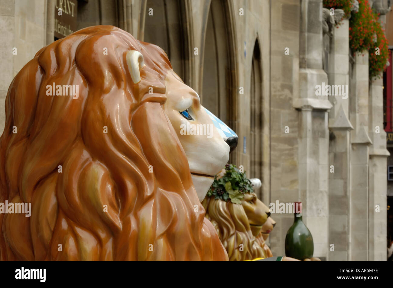 Munchner Lowenparade, Monaco di Baviera Lion parade - uno dei molti dipinti colorati statue di leoni per essere trovato in tutta Monaco di Baviera (questi in Marienplatz), Monaco di Baviera (Munchen / Muenchen), Baviera, Germania Foto Stock