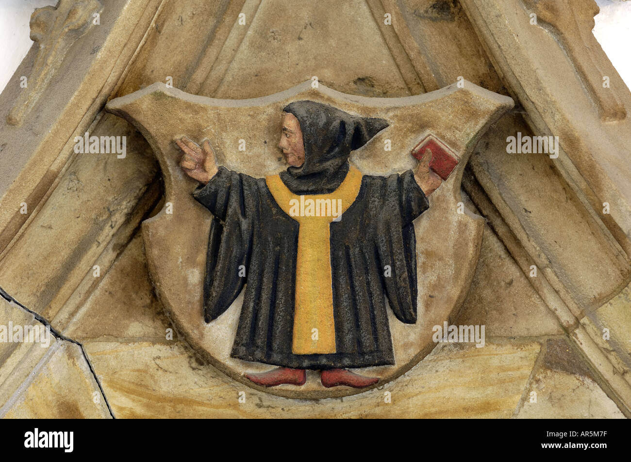 Scolpire il Munchner Kindl (Piccolo Monaco Monaco) sopra la porta di ingresso per il Neues Rathaus (Municipio Nuovo), Marienplatz Monaco di Baviera (Munchen / Muenchen), Baviera, Germania Foto Stock