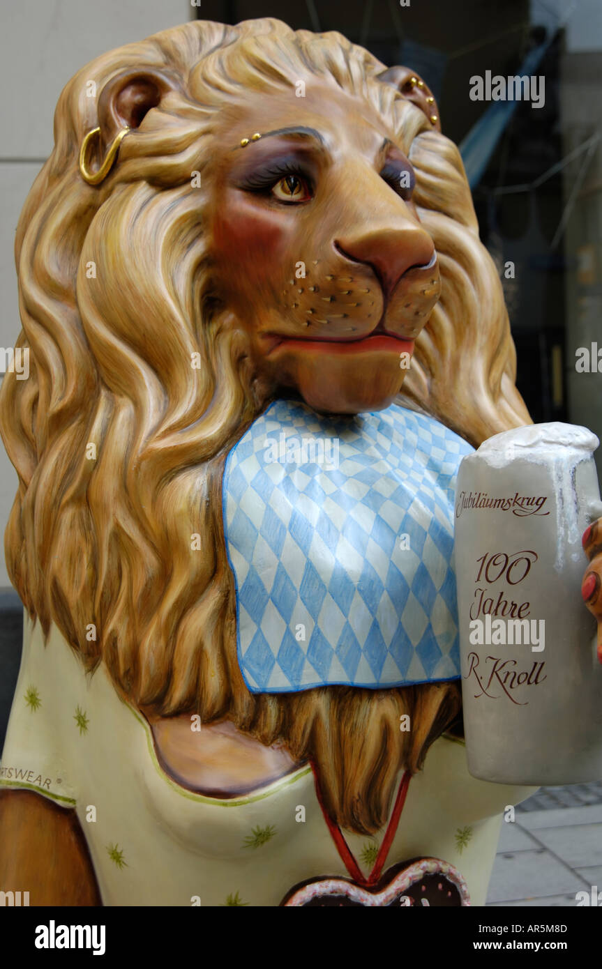 Munchner Lowenparade, Monaco di Baviera Lion parade - uno dei molti dipinti colorati statue di leoni per essere trovato in tutta Monaco, Monaco di Baviera (Munchen / Muenchen), Baviera, Germania Foto Stock