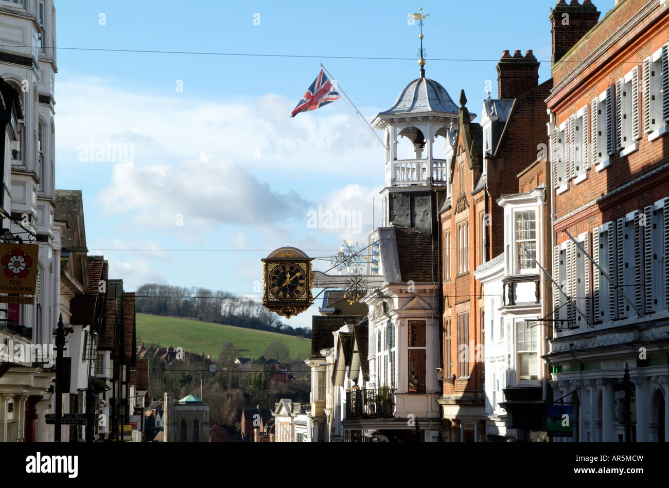 La High Street Guildford Town Center Surrey in Inghilterra guardando ad ovest verso lo storico edificio Guildhall e il famoso orologio Foto Stock