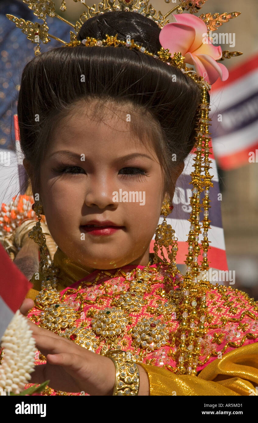 Ragazza tailandese costituito e indossando il tradizionale abito di danza Foto Stock