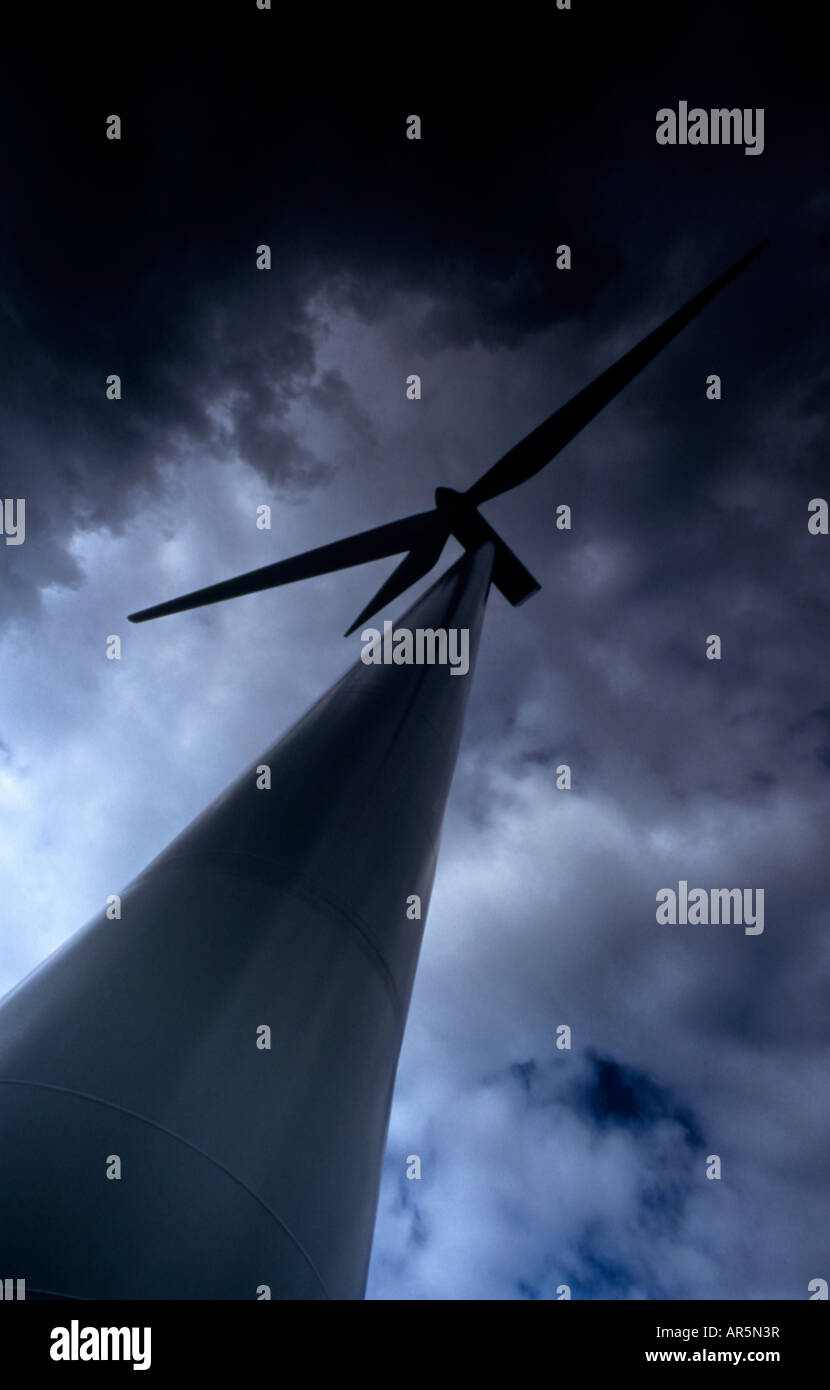 Fattoria eolica turbina colpo da sotto con cielo tempestoso Foto Stock