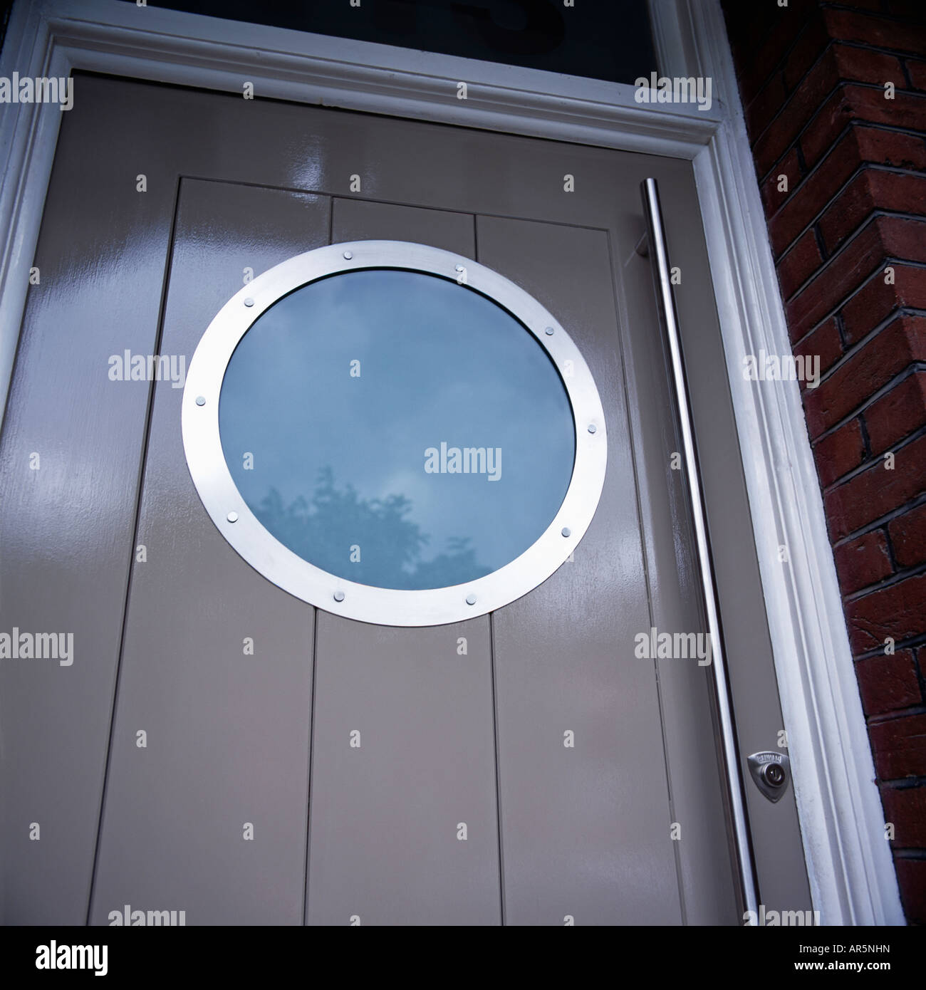 Close up di oblò circolare in vetro grigio moderna porta anteriore Foto Stock