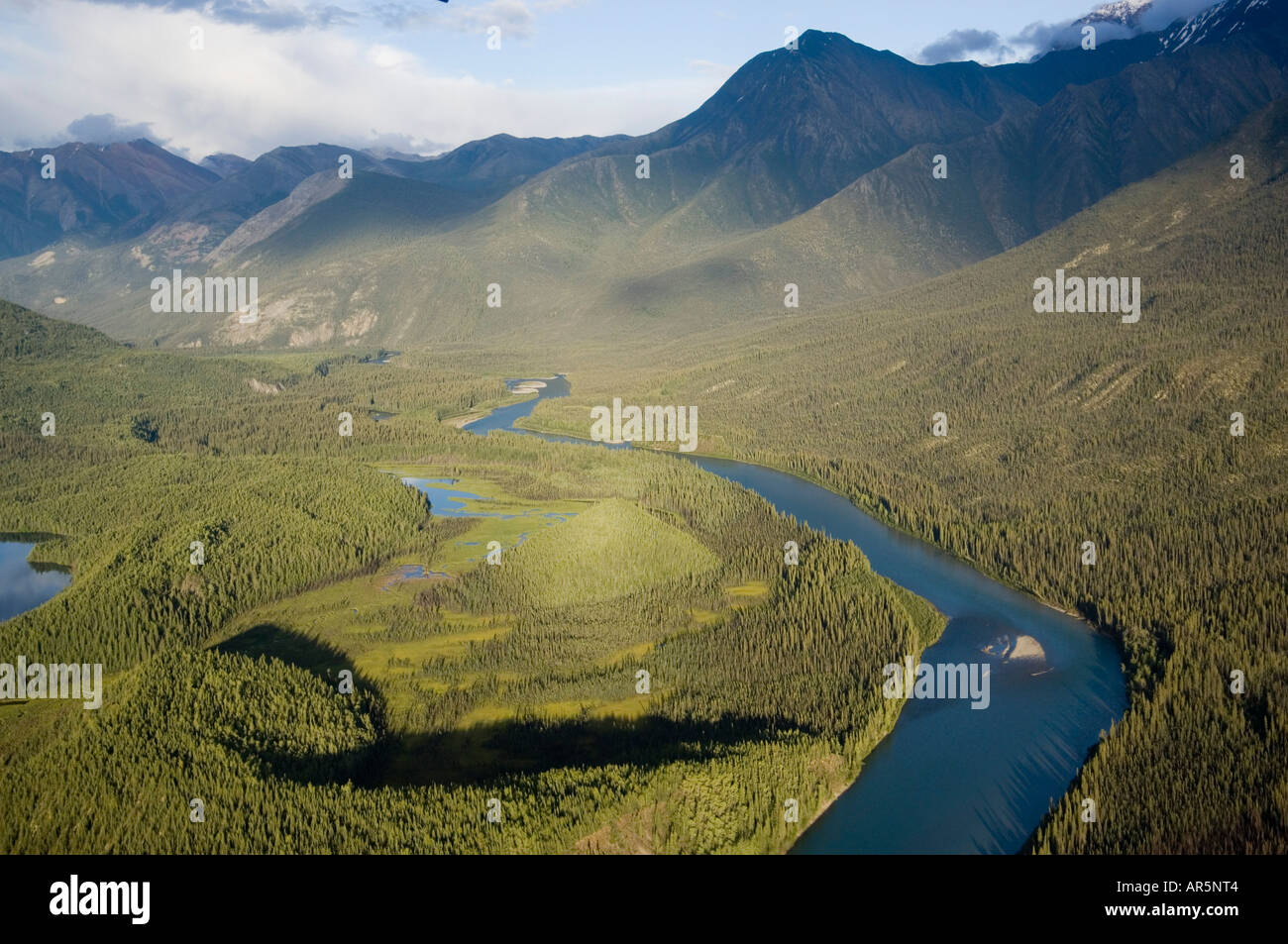 Vista aerea sulle montagne di Mackenzie, Canada Foto Stock