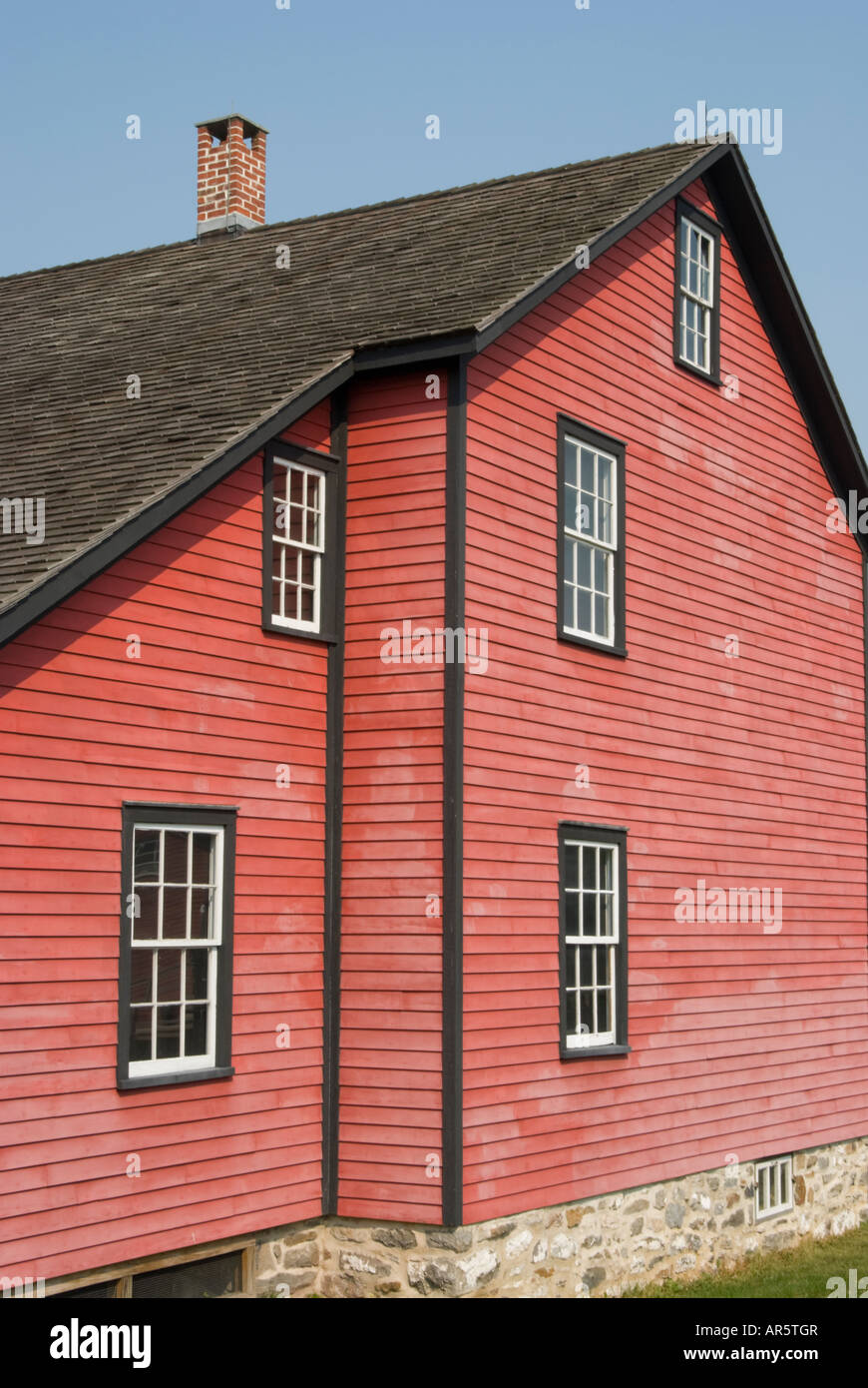 Casa residenziale esterno con weathered red clapboard schierata e un camino in mattoni, Eckley Miner's Village, attrazione turistica in Pennsylvania, PA Foto Stock