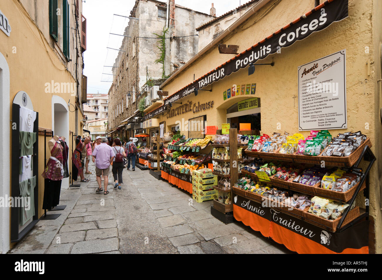 Negozi nella città vecchia, Calvi, la Balagne in Corsica Francia Foto stock - Alamy