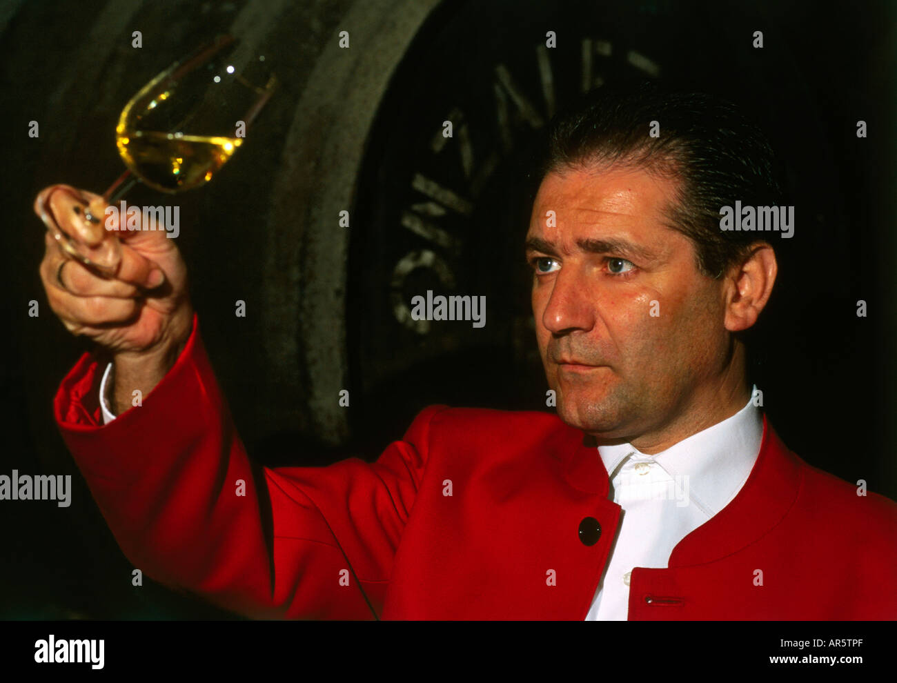 Sherry tester a Bodegas Gonzales Byass sherry, Jerez de la Frontera, Provincia di Cadice, Andalusia, Spagna Foto Stock