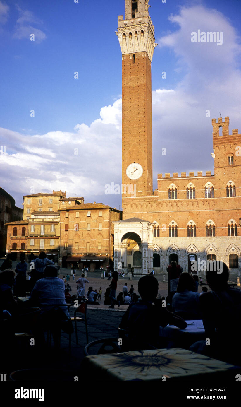 Siena Il Campo con ristorante Sunflower tabella Foto Stock