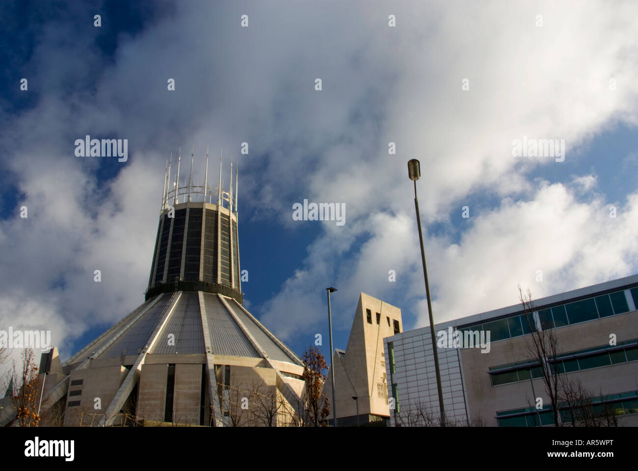 La Cattedrale Metropolitana di Cristo Re in una luminosa giornata con un cielo blu Foto Stock