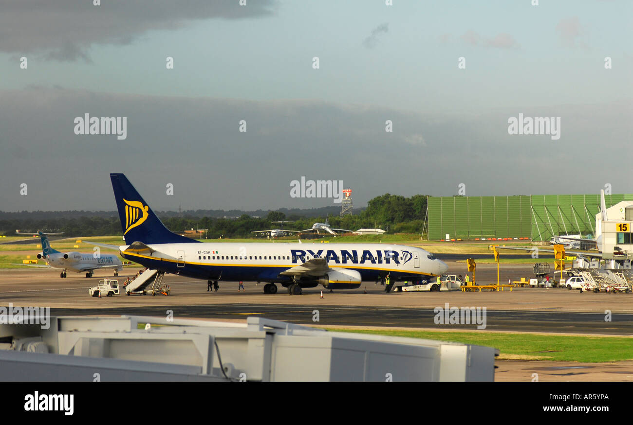 Un aereo Ryanair a terra all'Aeroporto Internazionale di Manchester Foto Stock