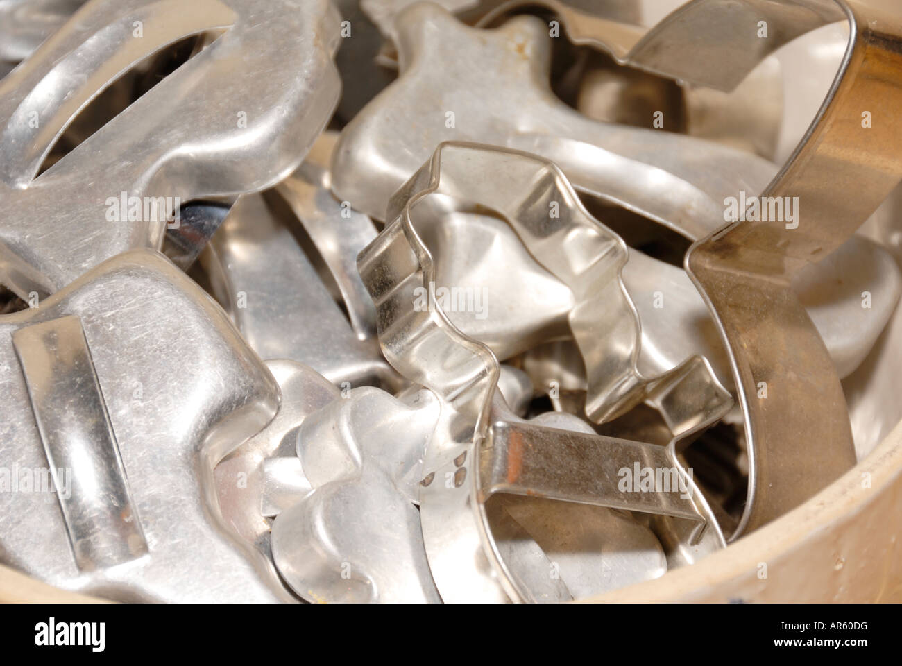 Un assortimento di cookie cutter in una ciotola Foto Stock