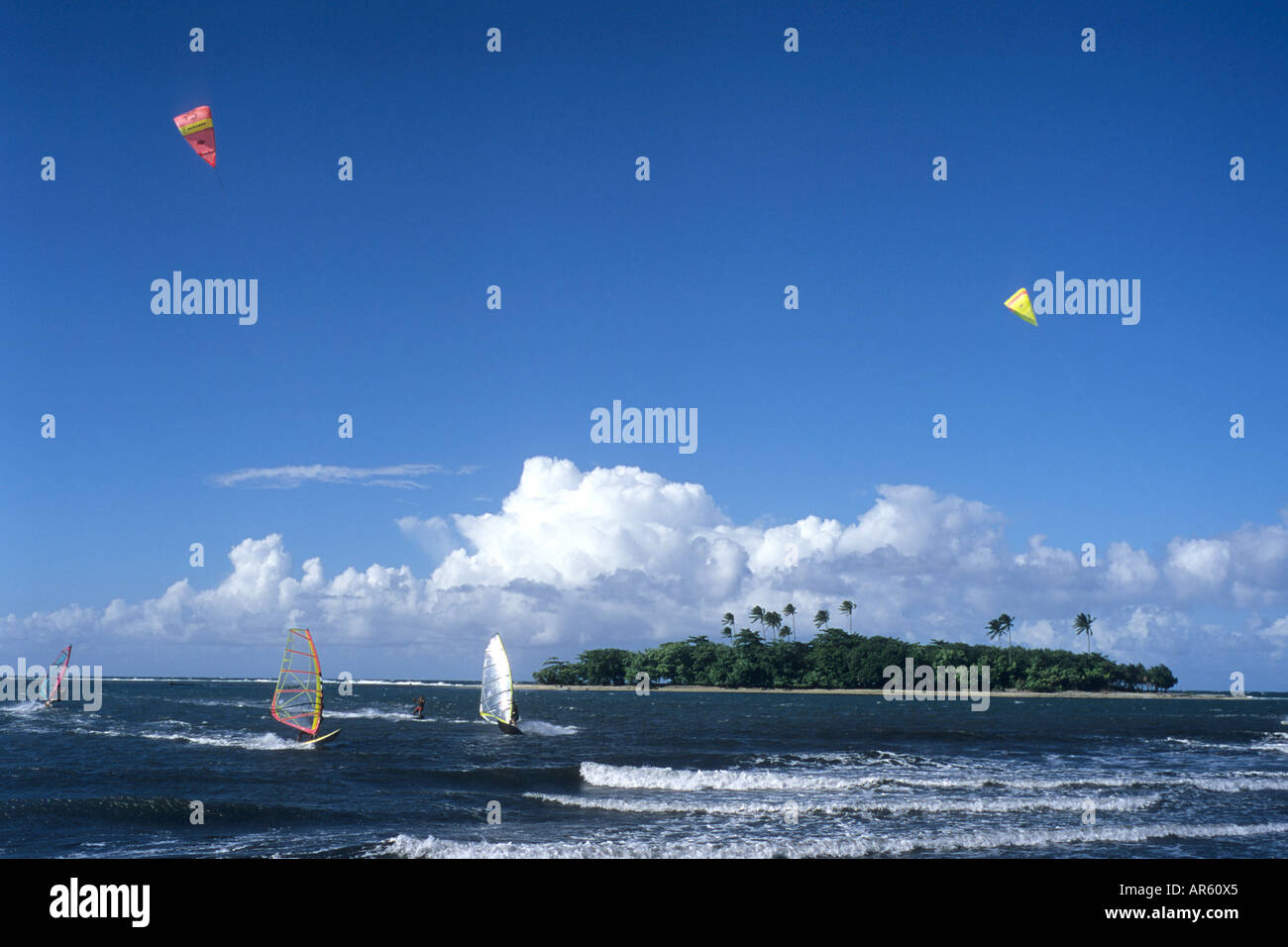 Windsurfers & Motu Martin, vista da Hiti Mahina Beach, Tahiti, Polinesia Francese Foto Stock