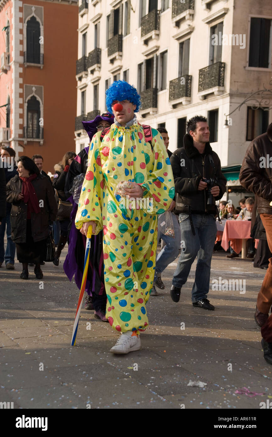L'uomo vestito di un clown costumi di carnevale da San Marco Canal a Piazza  San Marco, Venezia, Italia Foto stock - Alamy