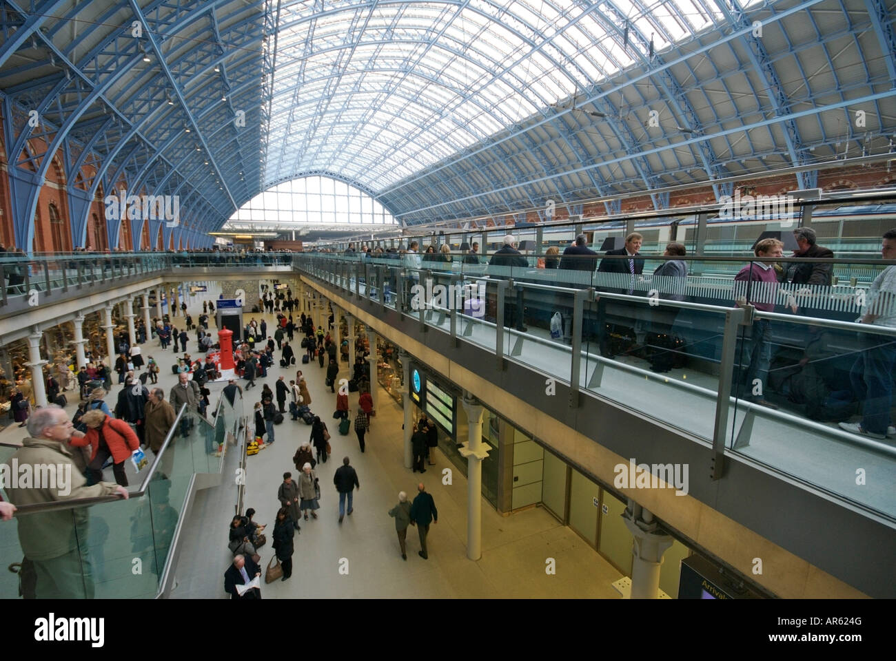 Concourse e livello sub area dello shopping a St Pancras International terminus ferroviario Foto Stock