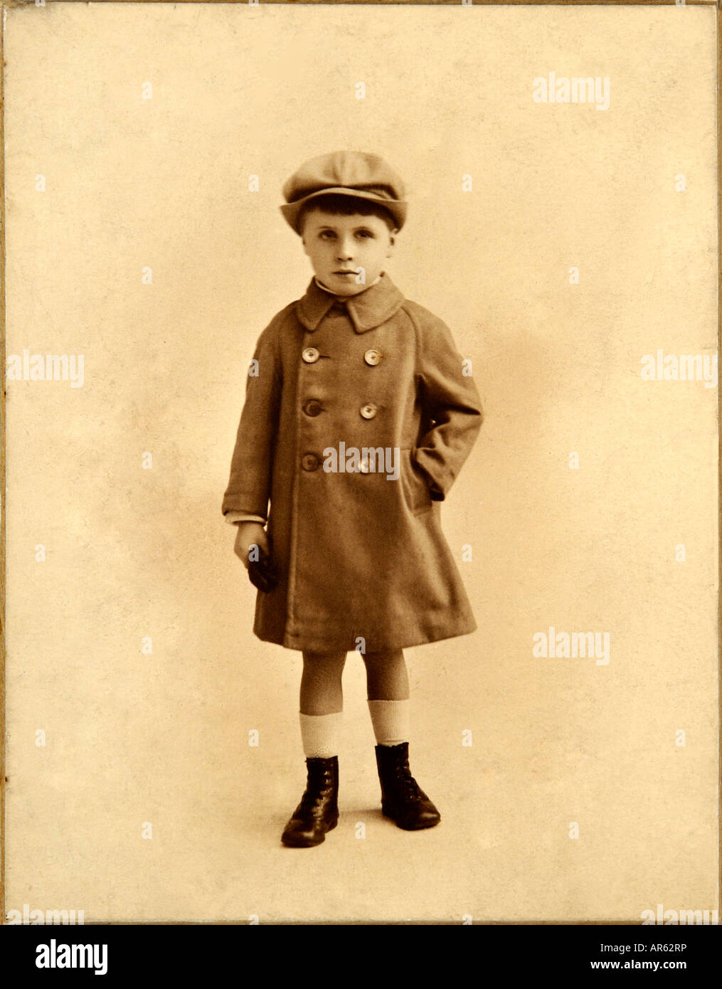 Edwardian ragazzo nella vecchia fotografia seppia da anonimo fotografo 1900s Foto Stock