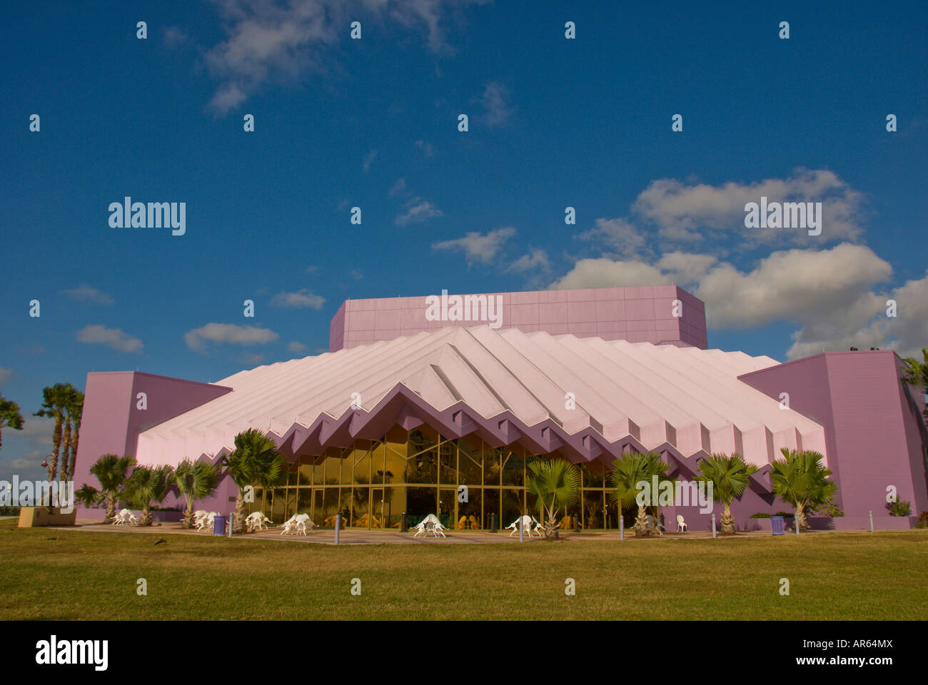 Van Wezel Performing Arts Hall di Sarasota, Florida, landmark, architettura, edilizia, scaloppina al tetto della shell, il Seashell forma, lavanda Foto Stock