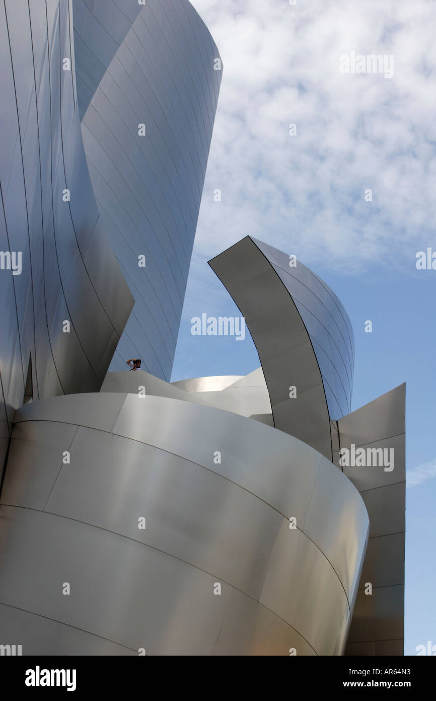 Walt Disney Concert Hall, edificio moderno sotto il cielo nuvoloso, Los Angeles, Caifornia, STATI UNITI D'AMERICA Foto Stock