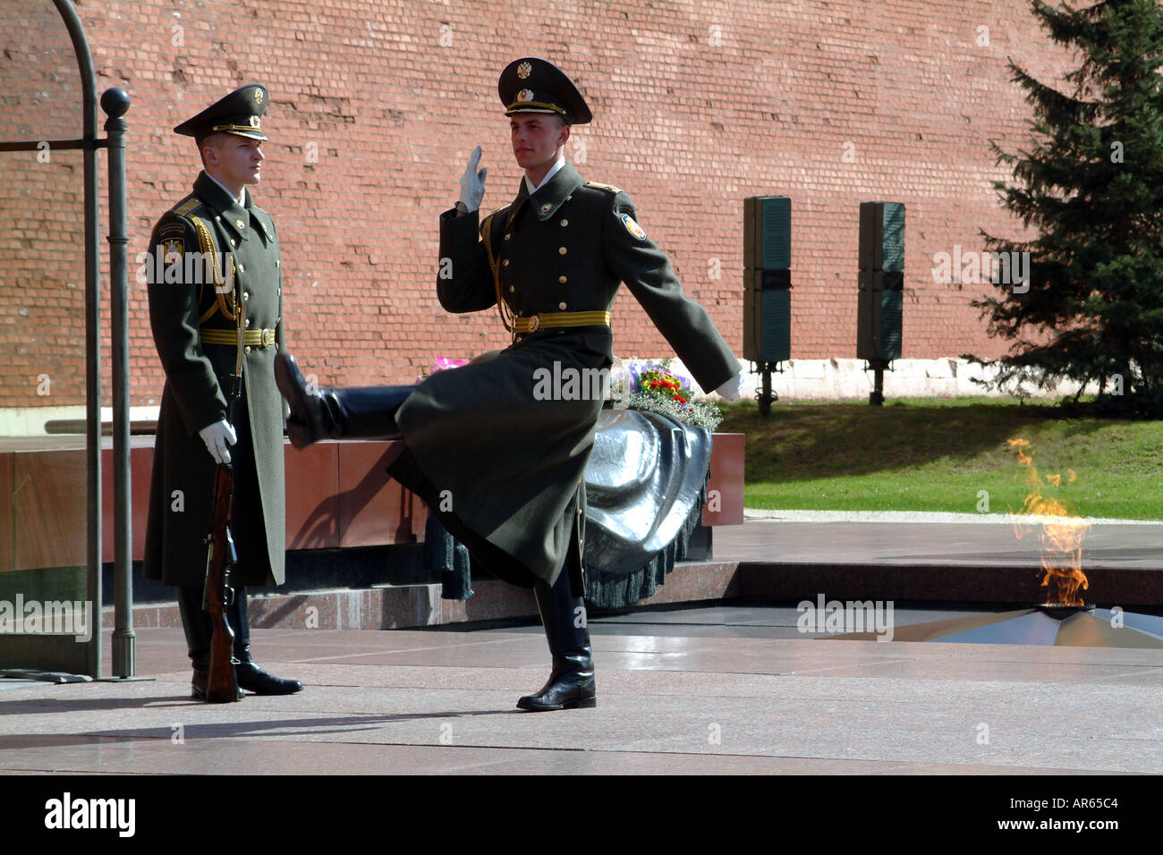 Il Cremlino Mosca Russia cambiando la guardia alla tomba del Milite Ignoto con la fiamma eterna Foto Stock