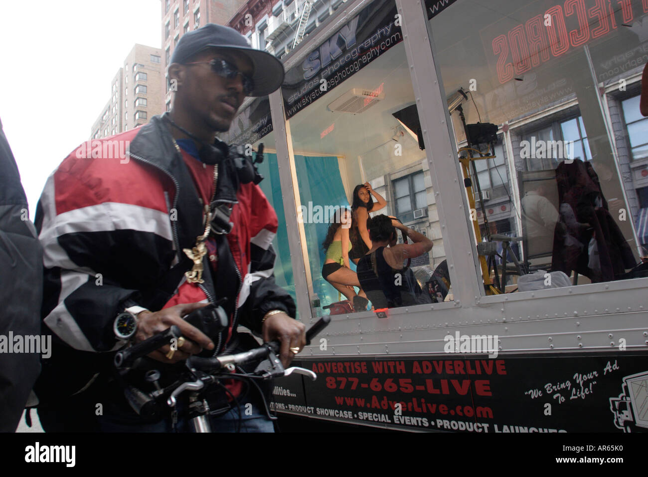 Pubblico di ripresa fotografica, China Town, Manhattan, New York, New York, Stati Uniti d'America, U.S.A. Foto Stock