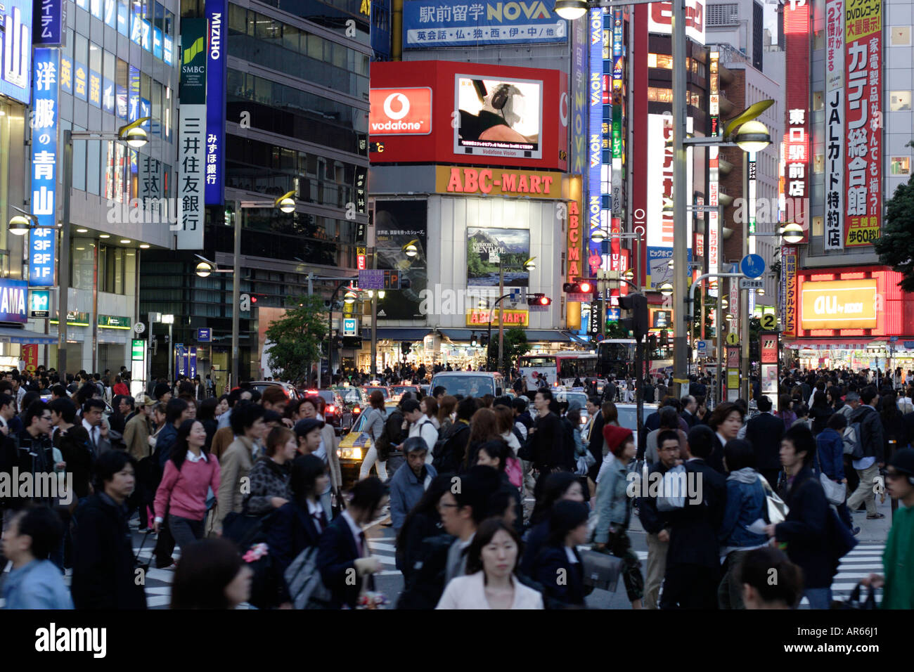 Rush Hour, grandi magazzini, negozi, giovani, Est Shinjuku, vicino alla linea JR Yamanote stazione Shinjuku, Tokyo, Giappone Foto Stock