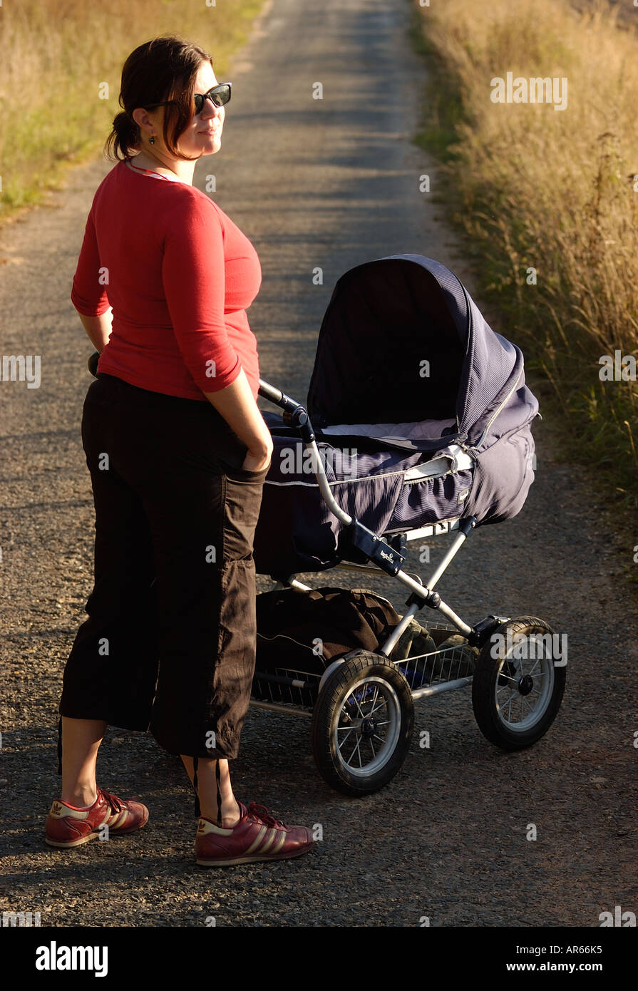 Mamma che spingeva la carrozzina immagini e fotografie stock ad alta  risoluzione - Alamy