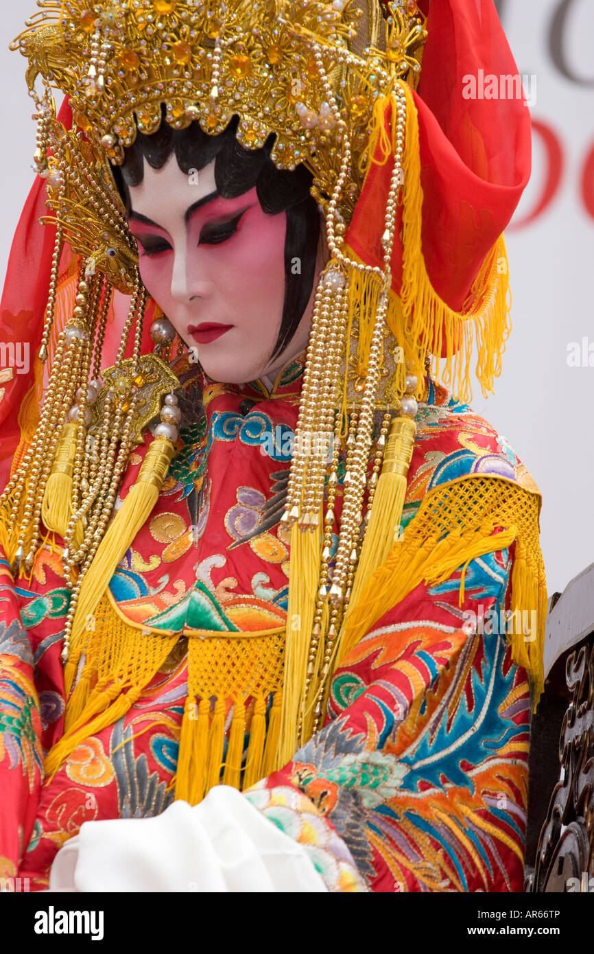 Un attrice cinese in costume tradizionale in una performance di un Cantonese opera in Hong Kong. Una serie dallo stesso fotografo. Foto Stock