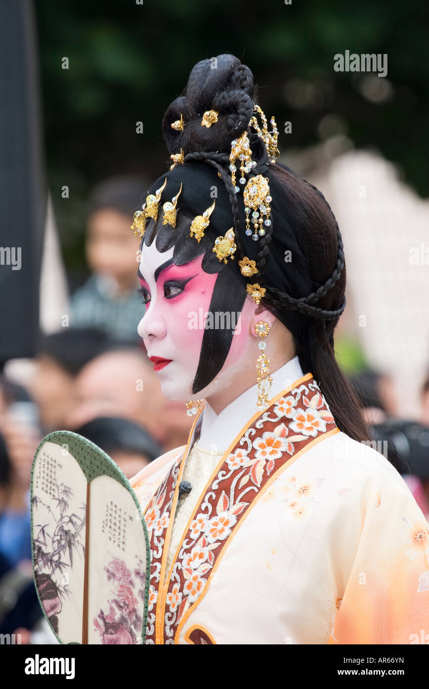 Un Cinese Cantonese Opera attrice attende di prendere la fase di Hong Kong. Uno di una serie di immagini con lo stesso fotografo. Foto Stock