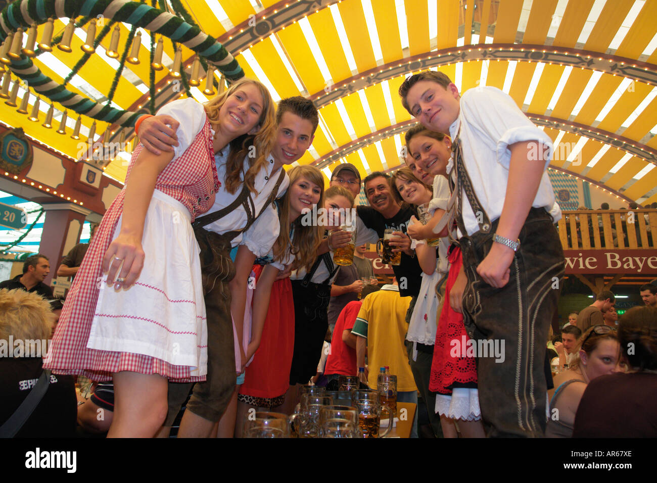 Europa Germania Monaco di Baviera - Festa della birra Oktoberfest la gente ballare e bere in tenda hall e feste. Foto Stock