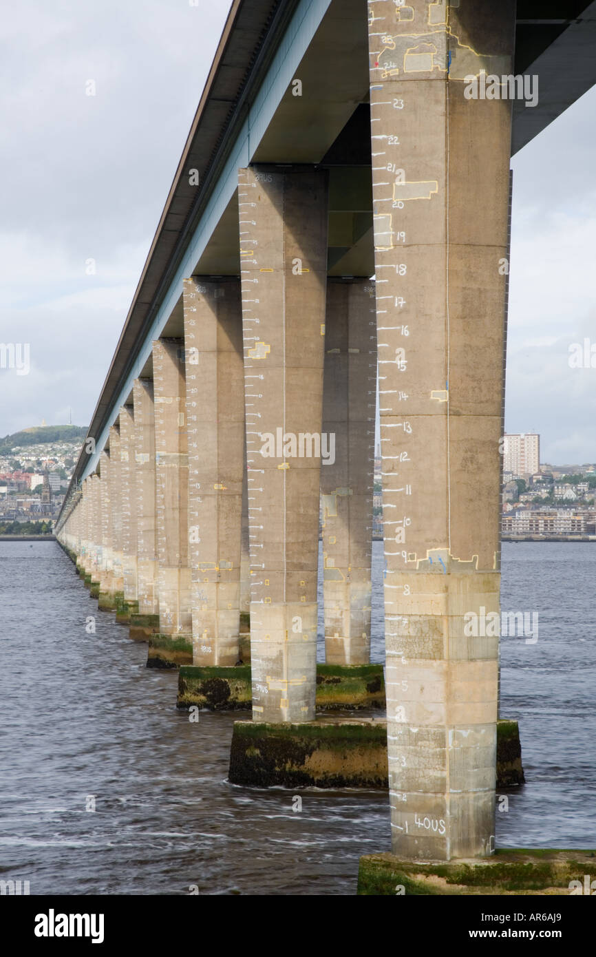 Il ponte Tay Road con canale di navigazione, un importante ponte stradale  in Scozia. Attraversa il Firth of Tay da Newport-on-Tay a Fife a Dundee  Foto stock - Alamy
