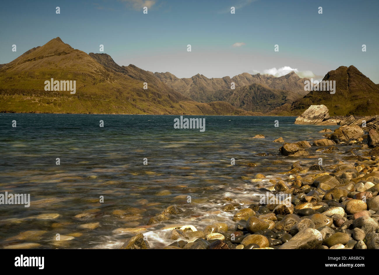 Le montagne Cuillin da boulder disseminata litorale di Loch Scavaig vicino Elgol sull'Isola di Skye. Foto Stock