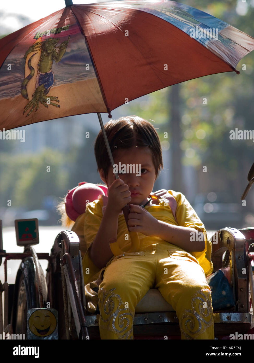 Ragazza con ombrello slouched in un rickshaw di Yangon Foto Stock