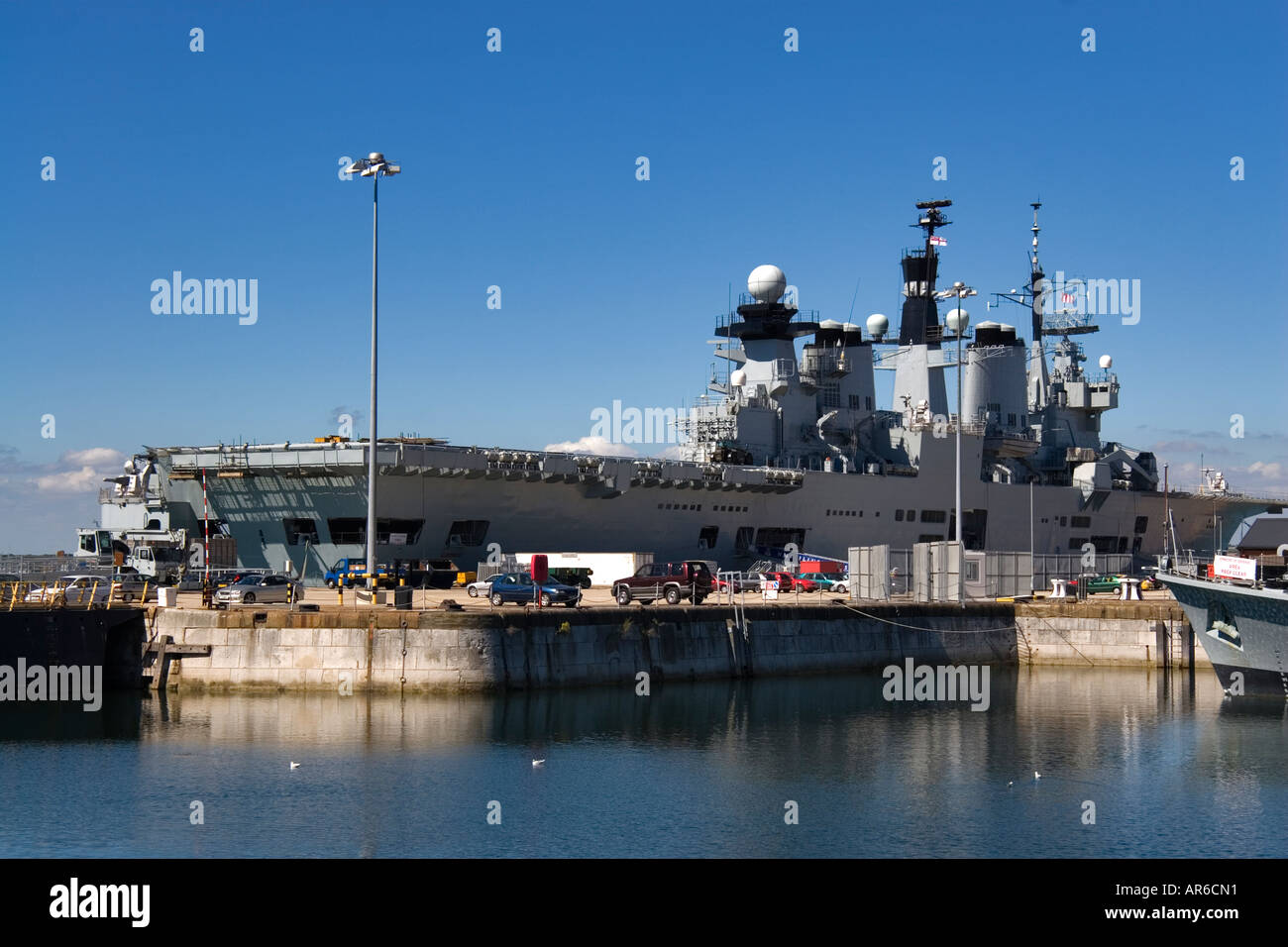 La classe invincibile CVS portaerei HMS illustre al suo ormeggi a Portsmouth Foto Stock